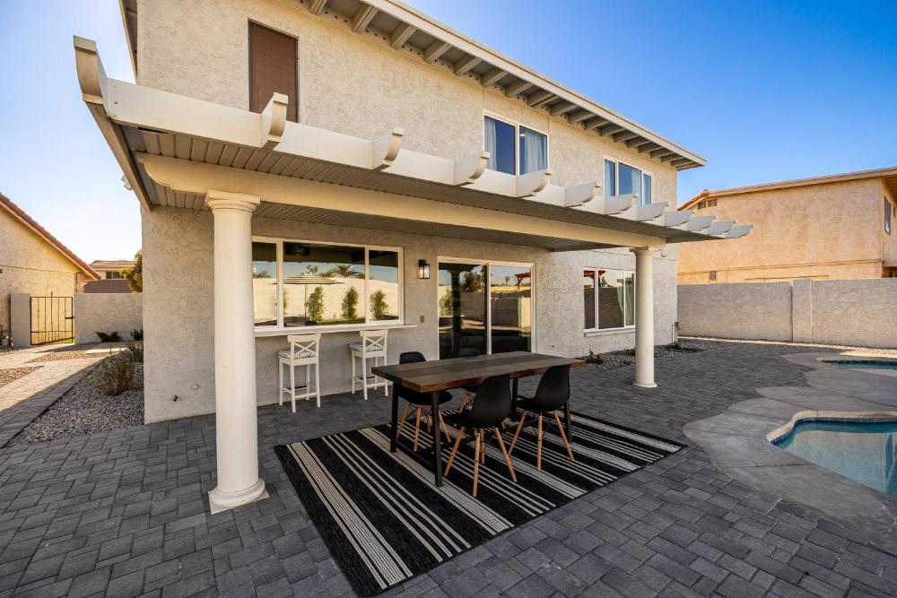 Modern House in Lakes Community